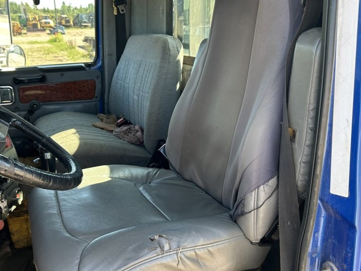 #1114-•-2005-western-star-tri-axle-heavy-haul-truck-tractor-image-59