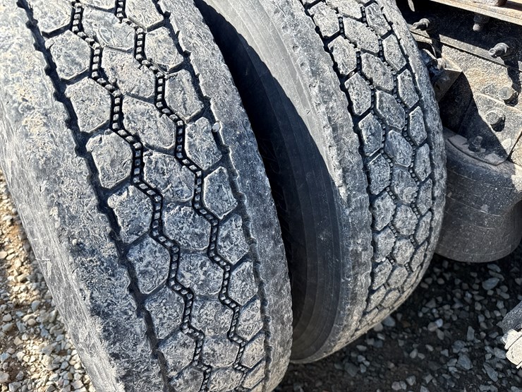 #2199-•-2020-international-a26-sleeper-cab-truck-tractor-image-98