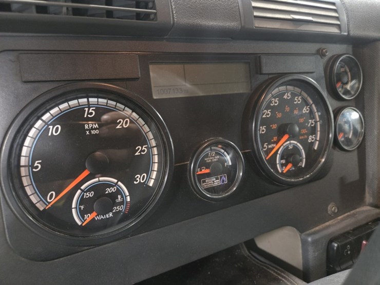 #2298-•-2015-freightliner-cascadia-day-cab-truck-tractor-image-65