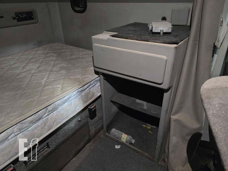 2004-mack-vision-cx613-image-18