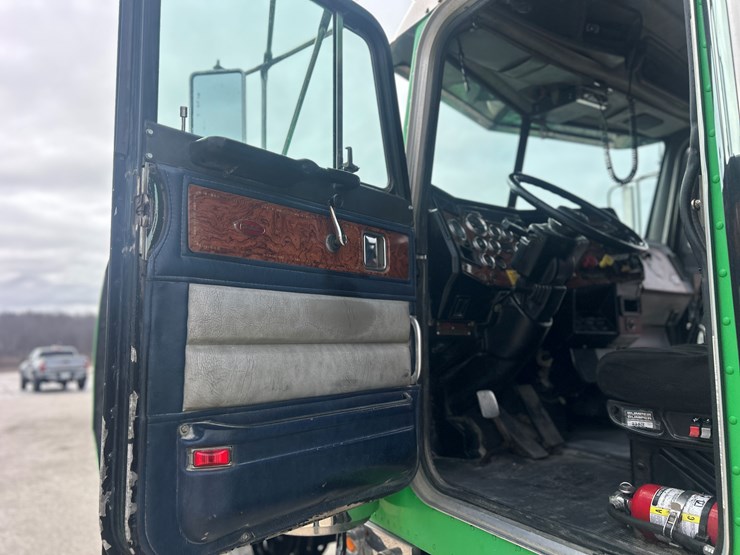 1999-peterbilt-379-image-43