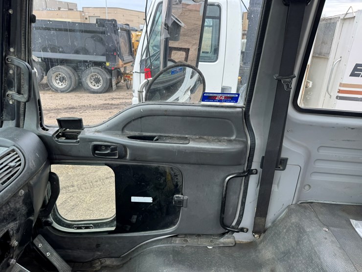 2005-gmc-t7500-image-33