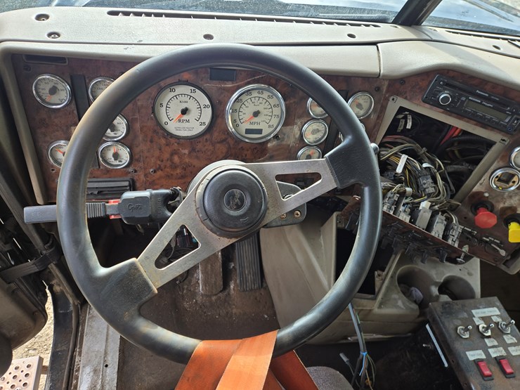 2014-massey-ferguson-8-image-55