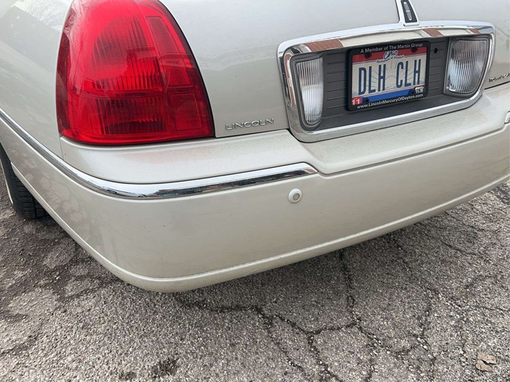 2005-lincoln-town-car-image-33