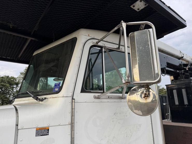 2003-peterbilt-330-image-13