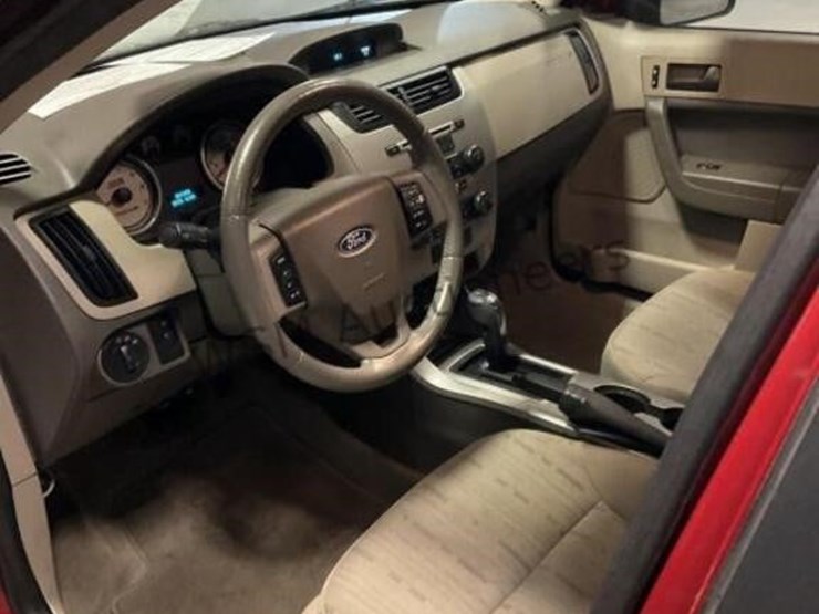 2011-ford-focus-se-sdn-image-21