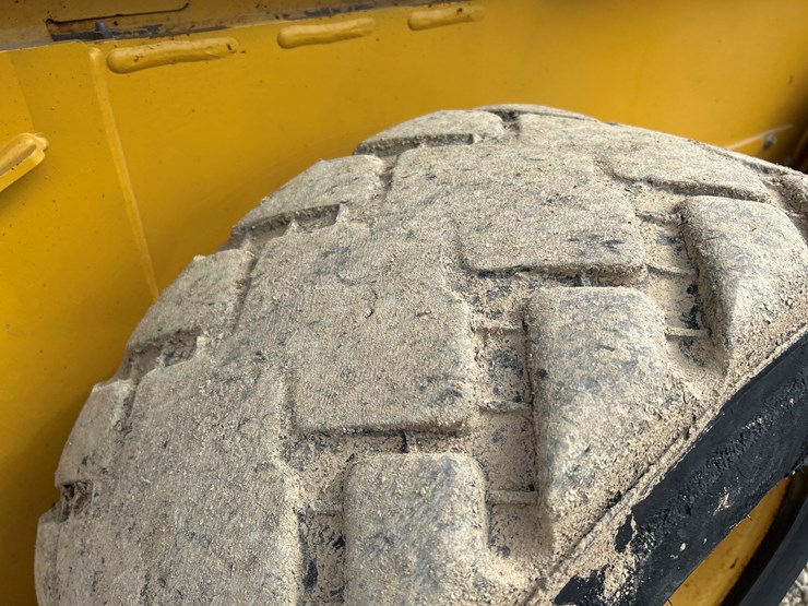 2020-deere-332g-image-56