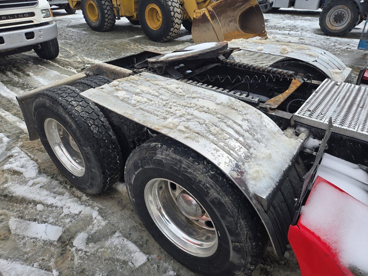 peterbilt-579-image-30