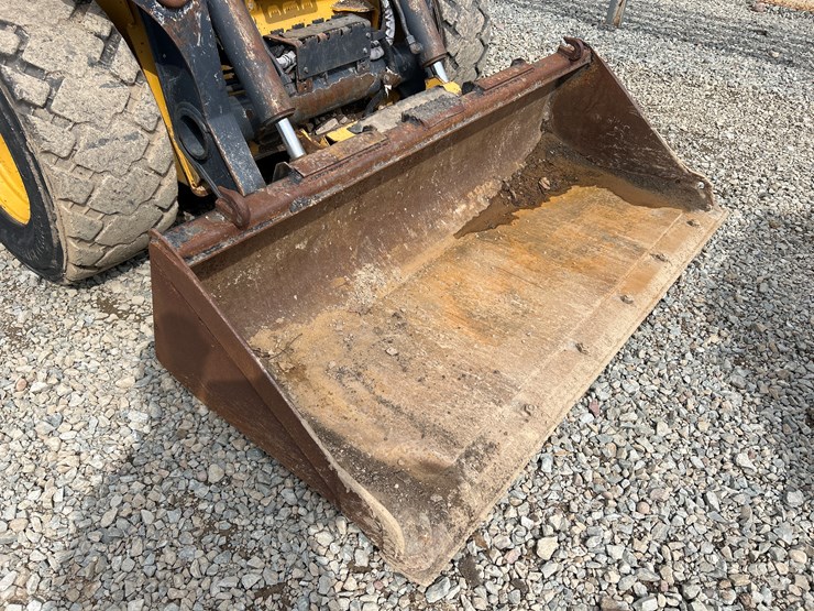 2020-deere-332g-image-10