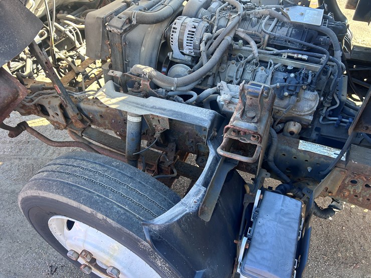 2013-isuzu-npr-image-35