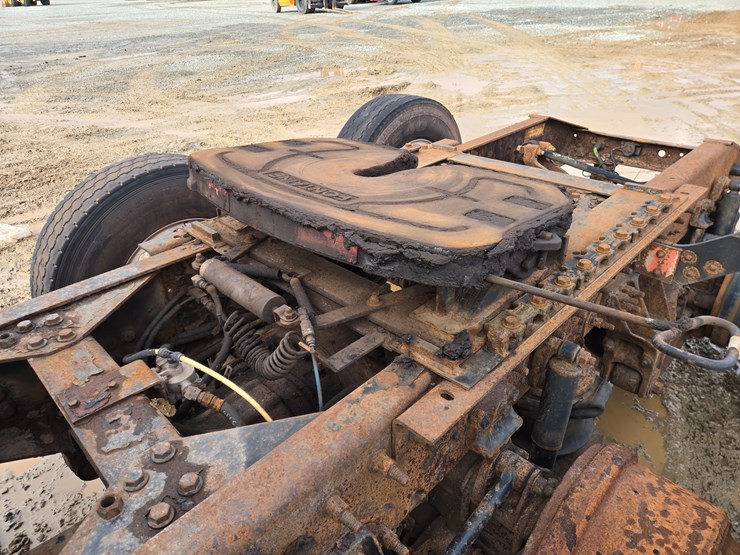 2014-massey-ferguson-8-image-24