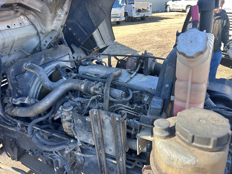 #1694-•-2004-isuzu-cab-and-chassis-image-51