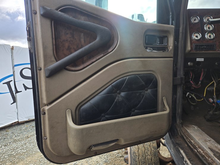 2014-massey-ferguson-8-image-50