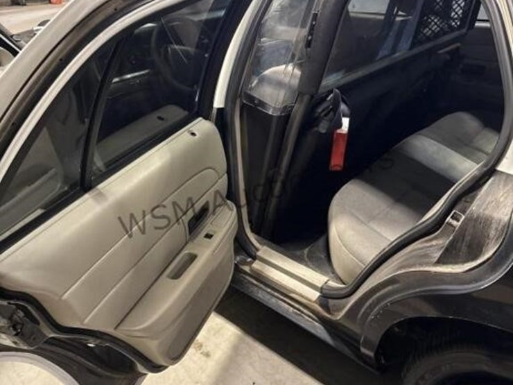 2009-ford-crown-victoria-sdn-image-27