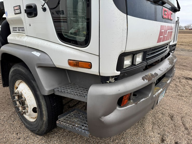 2005-gmc-t7500-image-14