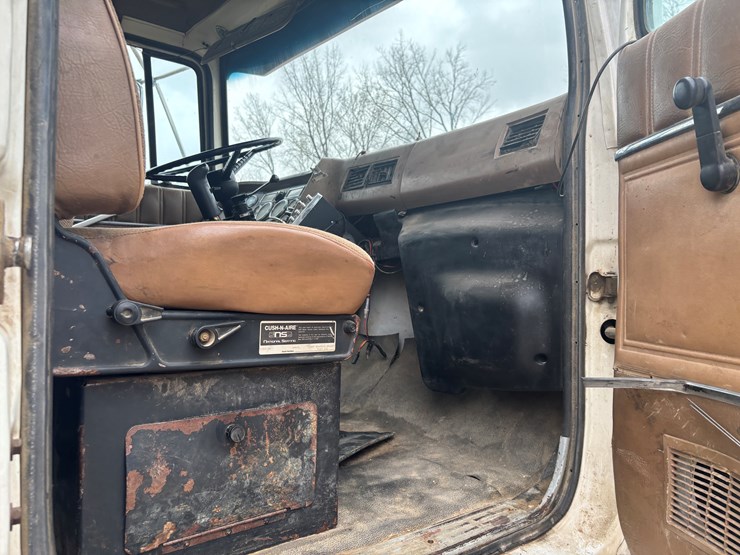 1997-ford-lt8000-image-33