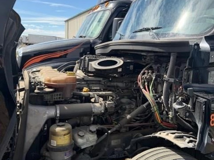 2018-freightliner-cascadia-126-image-8