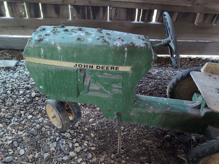john-deere-pedal-tractor-image-3
