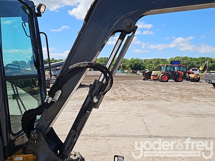 2022-deere-35g-image-14