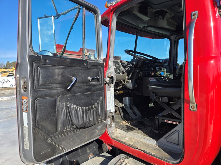 2000-mack-rd688s-image-51
