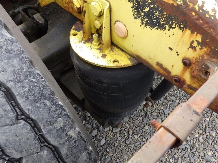 1984-ford-9000-image-12