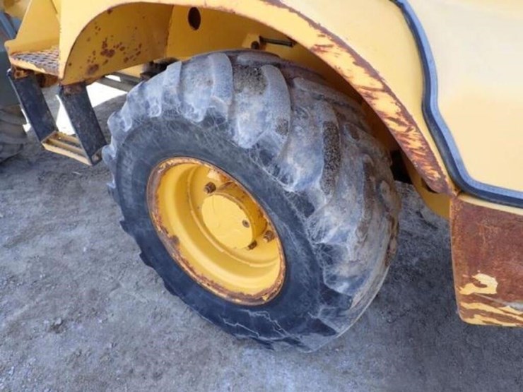 2014-deere-324j-image-40