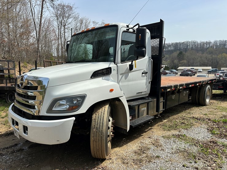 2020-hino-268-image-1