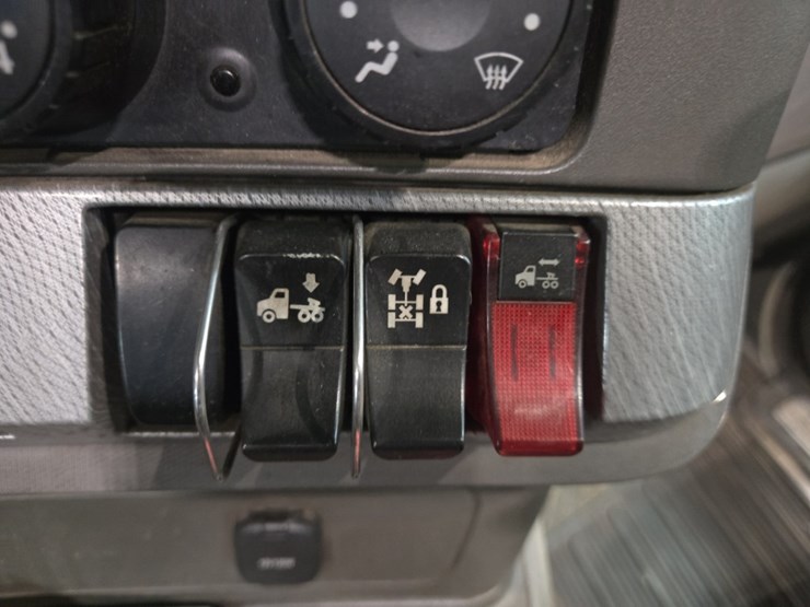 2017-kenworth-t680-image-64