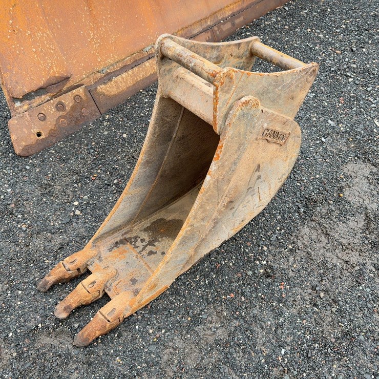 CF 12" BUCKET WITH TEETH