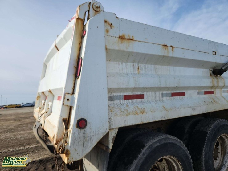 2001-mack-ch613-image-37