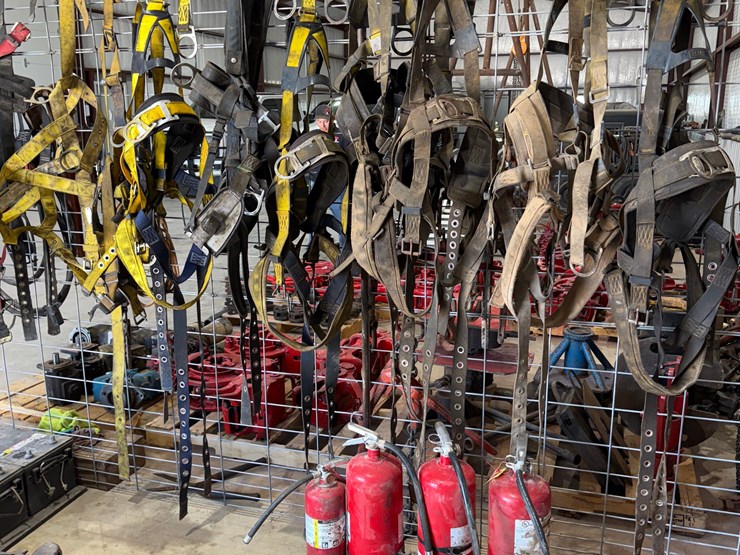 lot-w/-(10)-saftey-harnesses,-(4)-fire-extinguishers-image-1