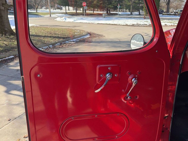 1937-international-d2-panel-truck-image-44