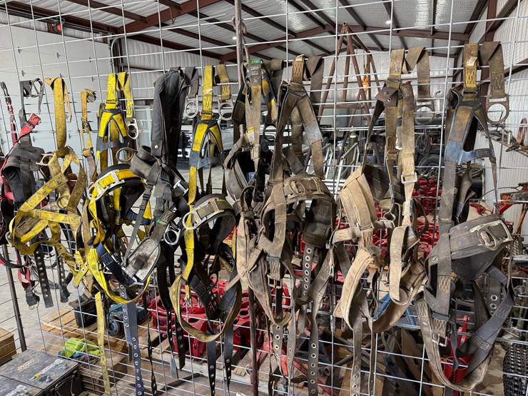 lot-w/-(10)-saftey-harnesses,-(4)-fire-extinguishers-image-3