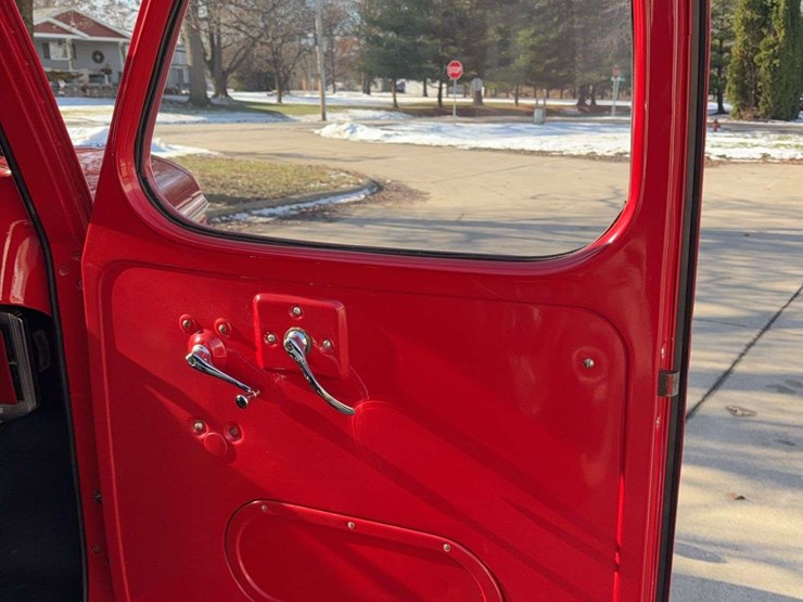 1937-international-d2-panel-truck-image-47