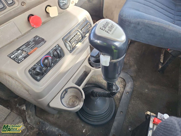 2001-mack-ch613-image-16