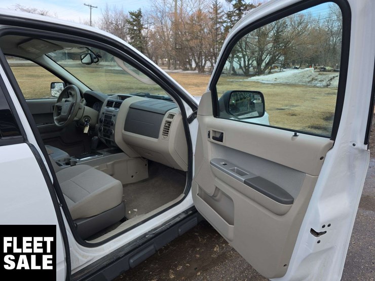 2011-ford-escape-image-32