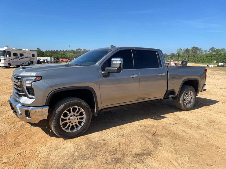 2024-chevrolet-silverado-2500-image-2