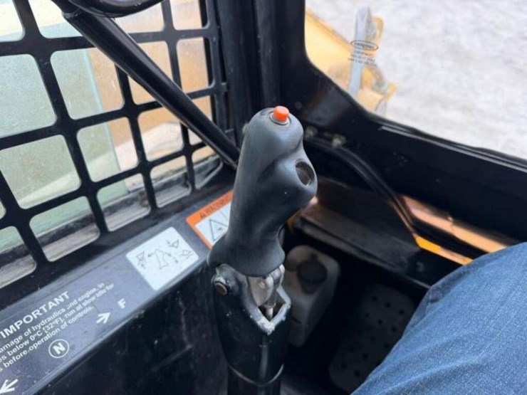 2007-john-deere-328-image-11