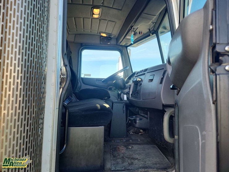 2011-peterbilt-337-image-18