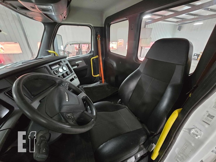 2020-freightliner-cascadia-126-image-9