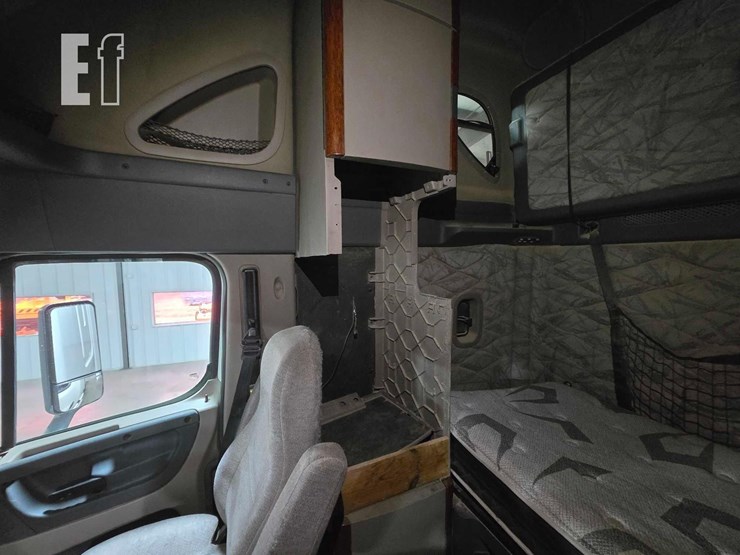 2013-freightliner-cascadia-125-image-18