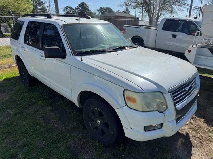 2010-ford-explorer-xlt-image-2