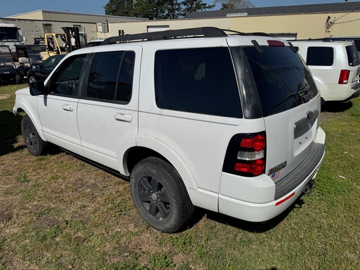 2010-ford-explorer-xlt-image-4