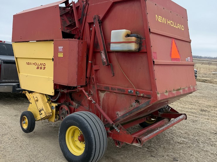 new-holland-853-image-3