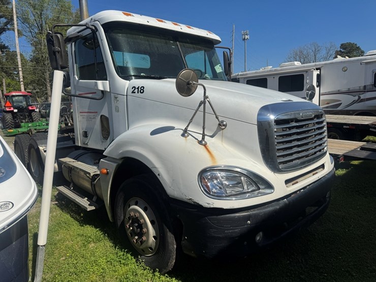 2006-freightliner-columbia-daycab---not-running-engine-disassembled,-mercedes-dsl-miles-unknown---image-2