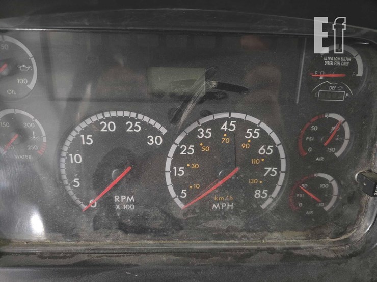 2012-freightliner-m2-106-image-22