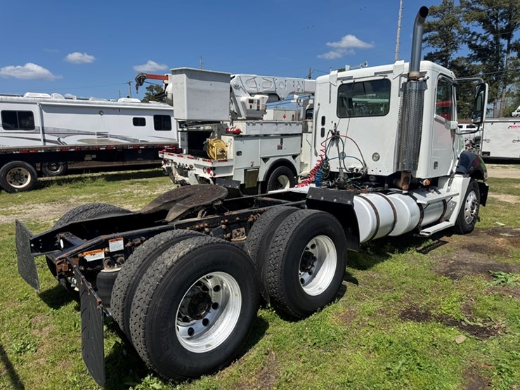 2014-freightliner-columbia-day-cab-road-tractor-detroit-60-series-diesel---10-speed-manual---wet-image-3
