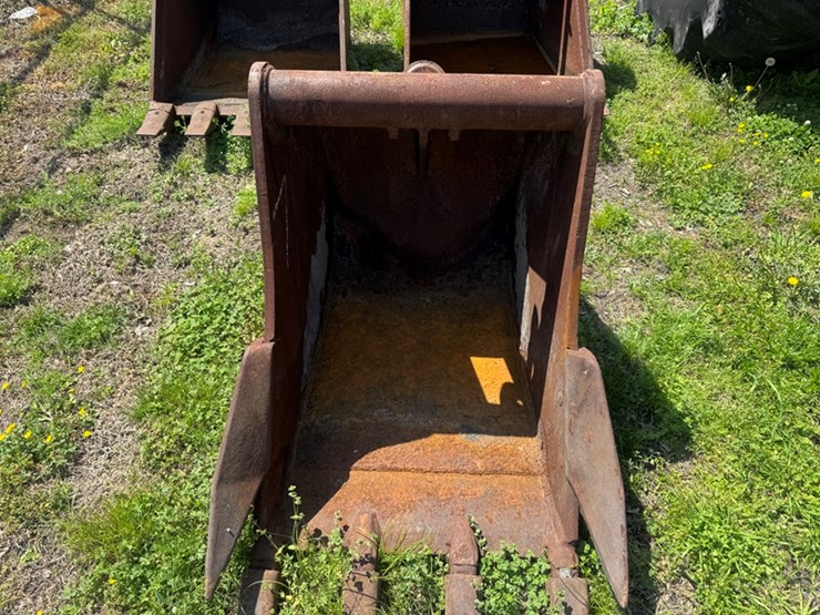 28"-excavator-bucket-image-2