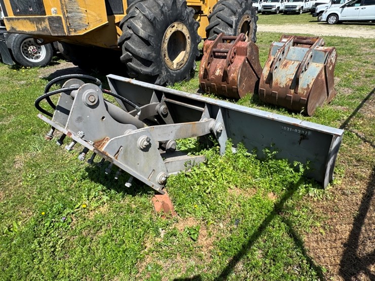 9'-volvo-hydraulic-push-blade-image-3