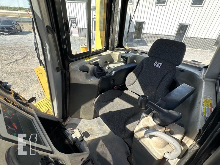 2011-caterpillar-d6t-image-16